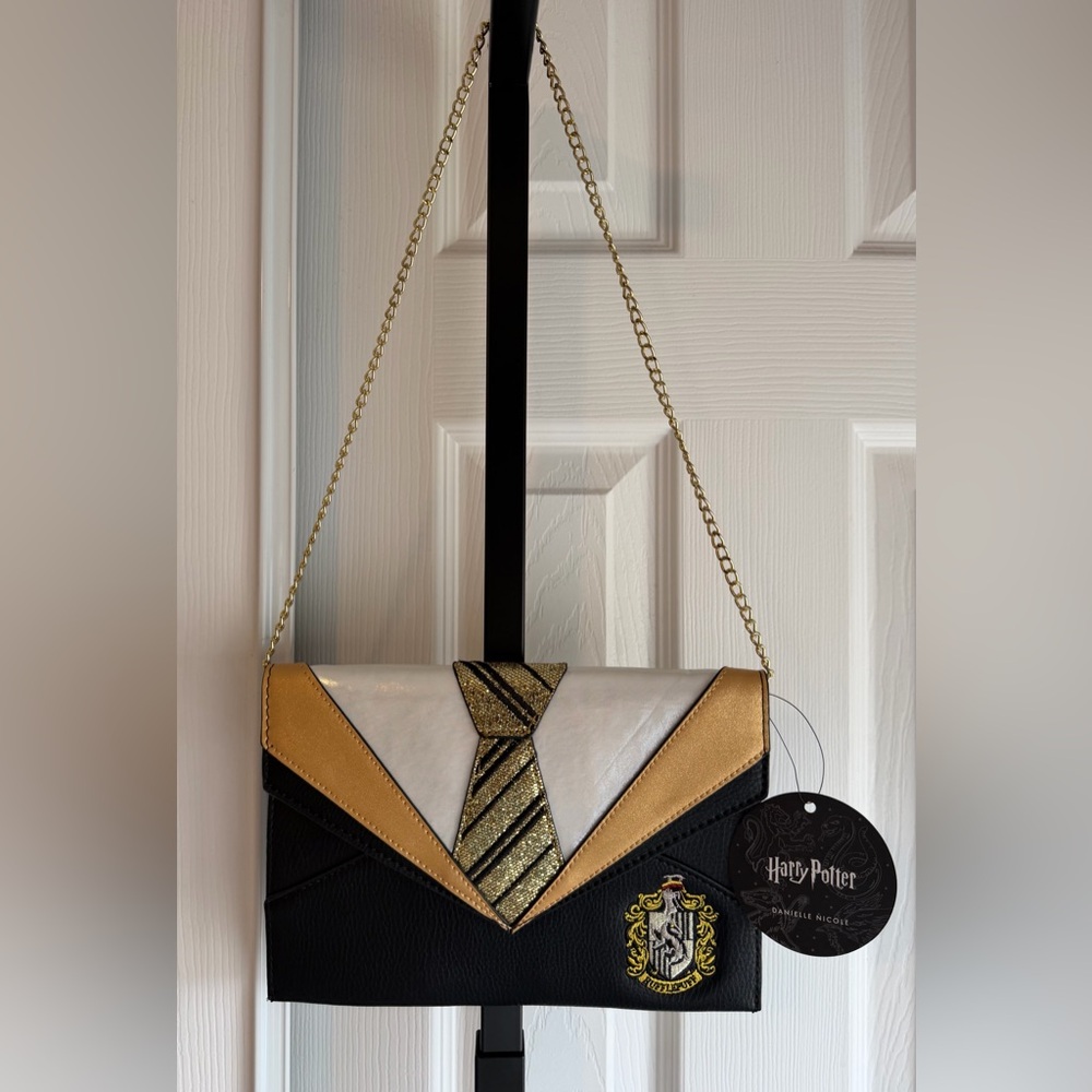 Harry Potter - Danielle Nicole - Uniform Clutch
Gold and Black Shoulder Chain - Picture 3 of 10